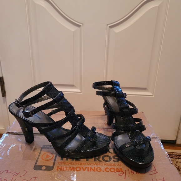 $7⭐️ Fergie Black Gladiator Sandals - Picture 1 of 8